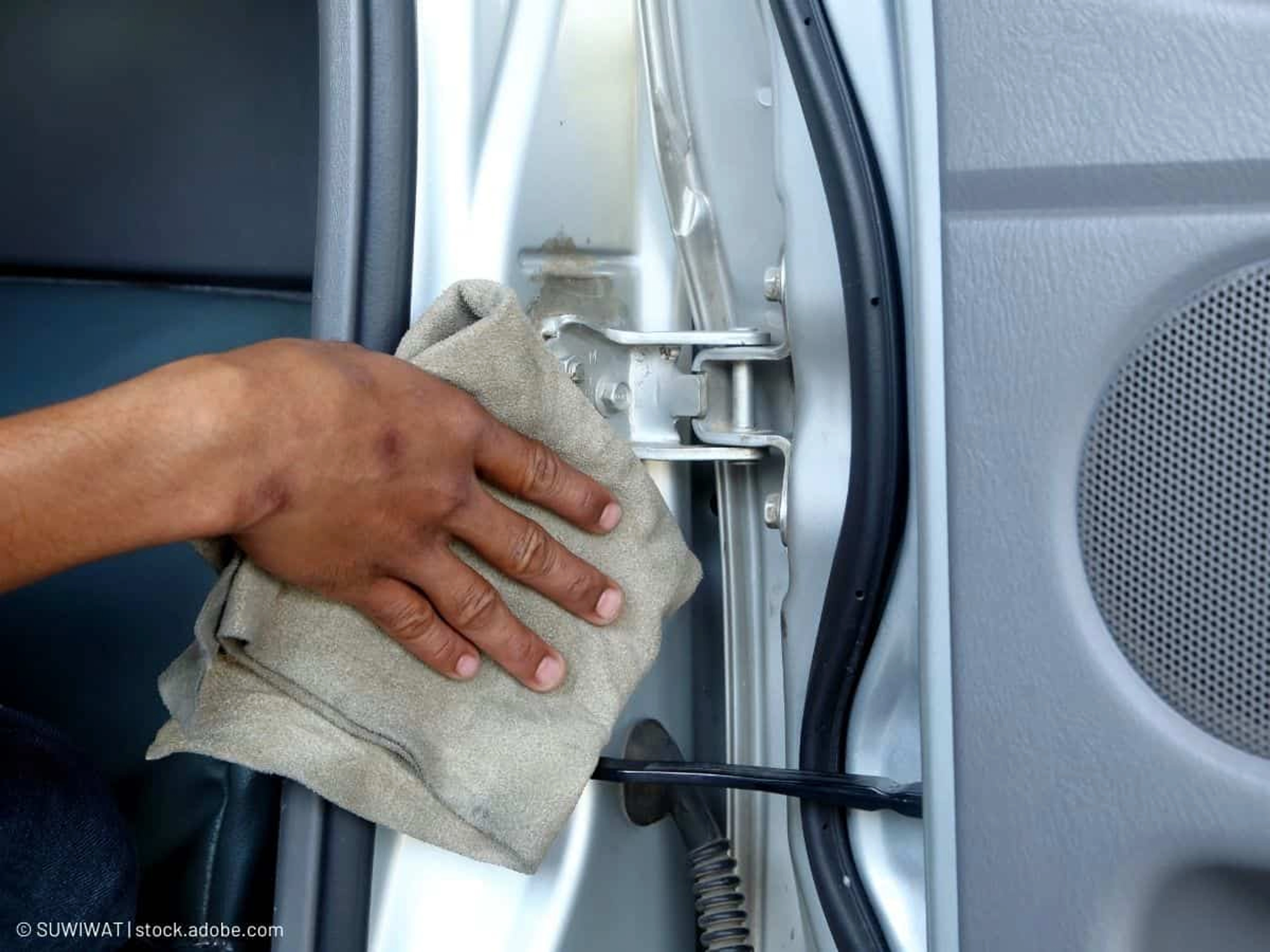 Comment réparer une portière voiture grince ?