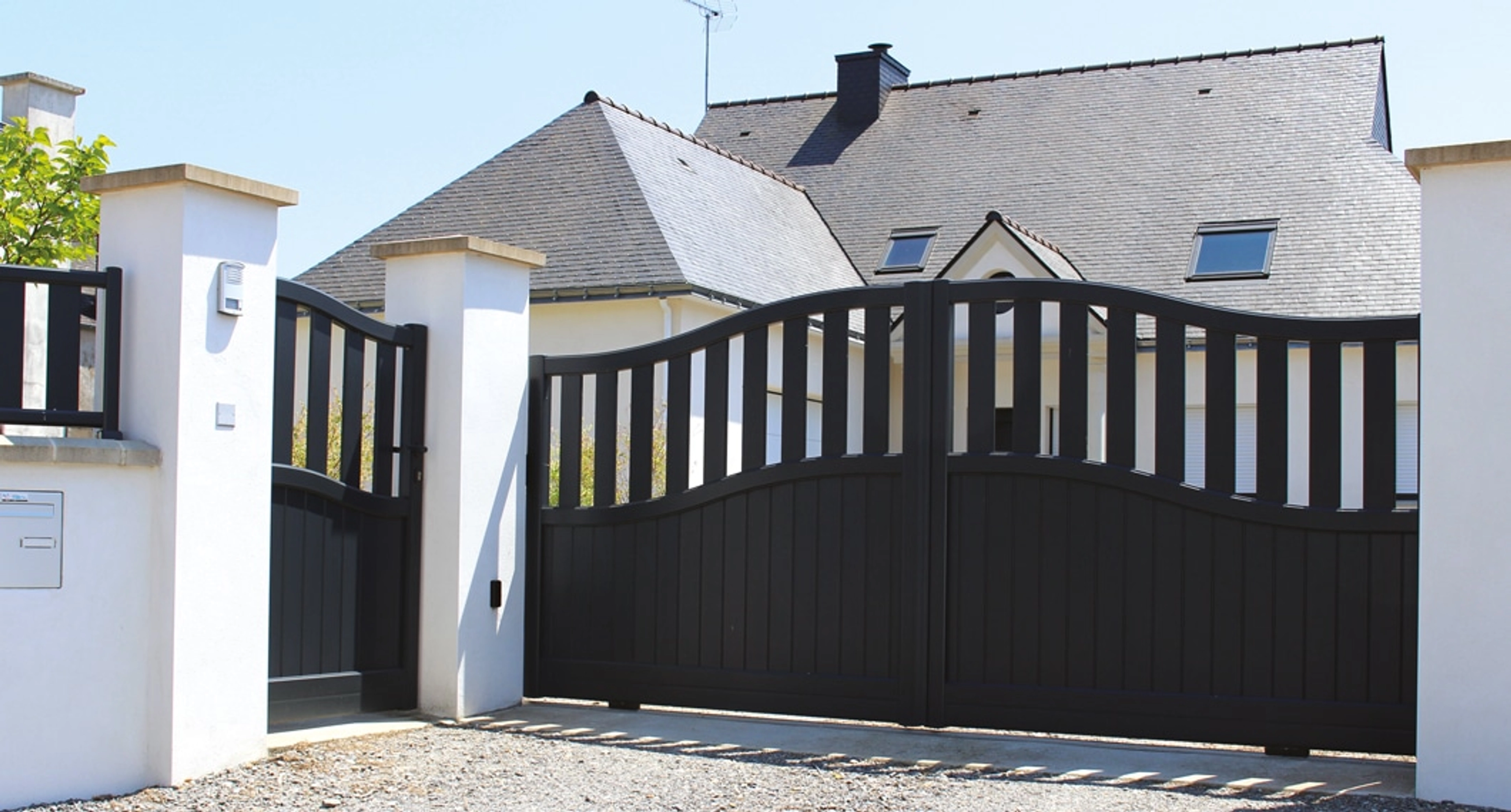 Portail autoportant ou coulissant : lequel installer ?