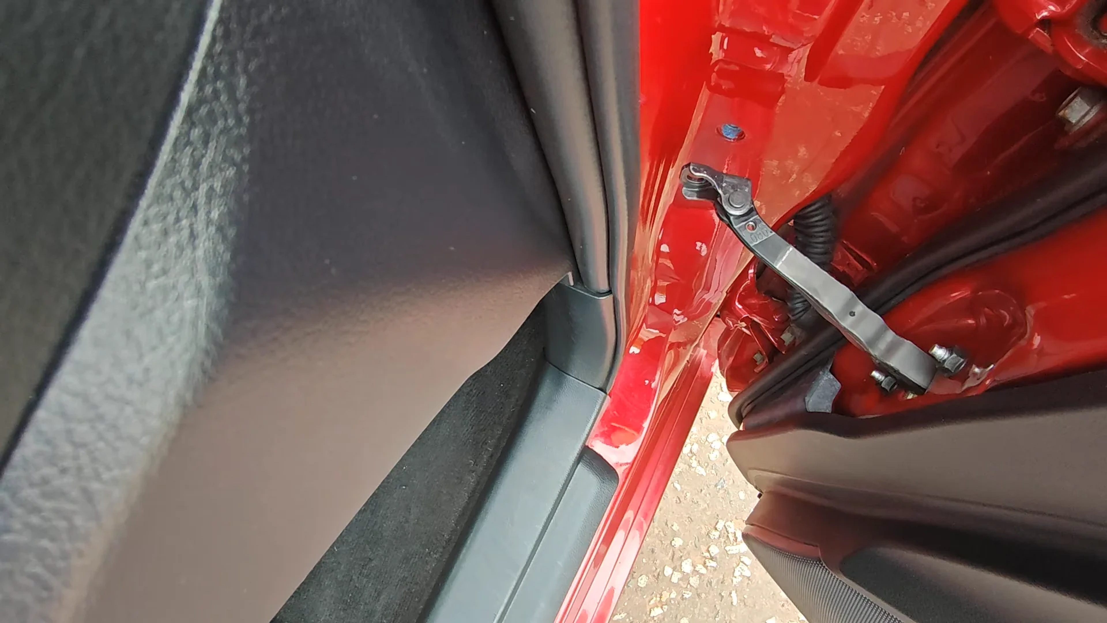 Comment réparer une portière voiture grince ?