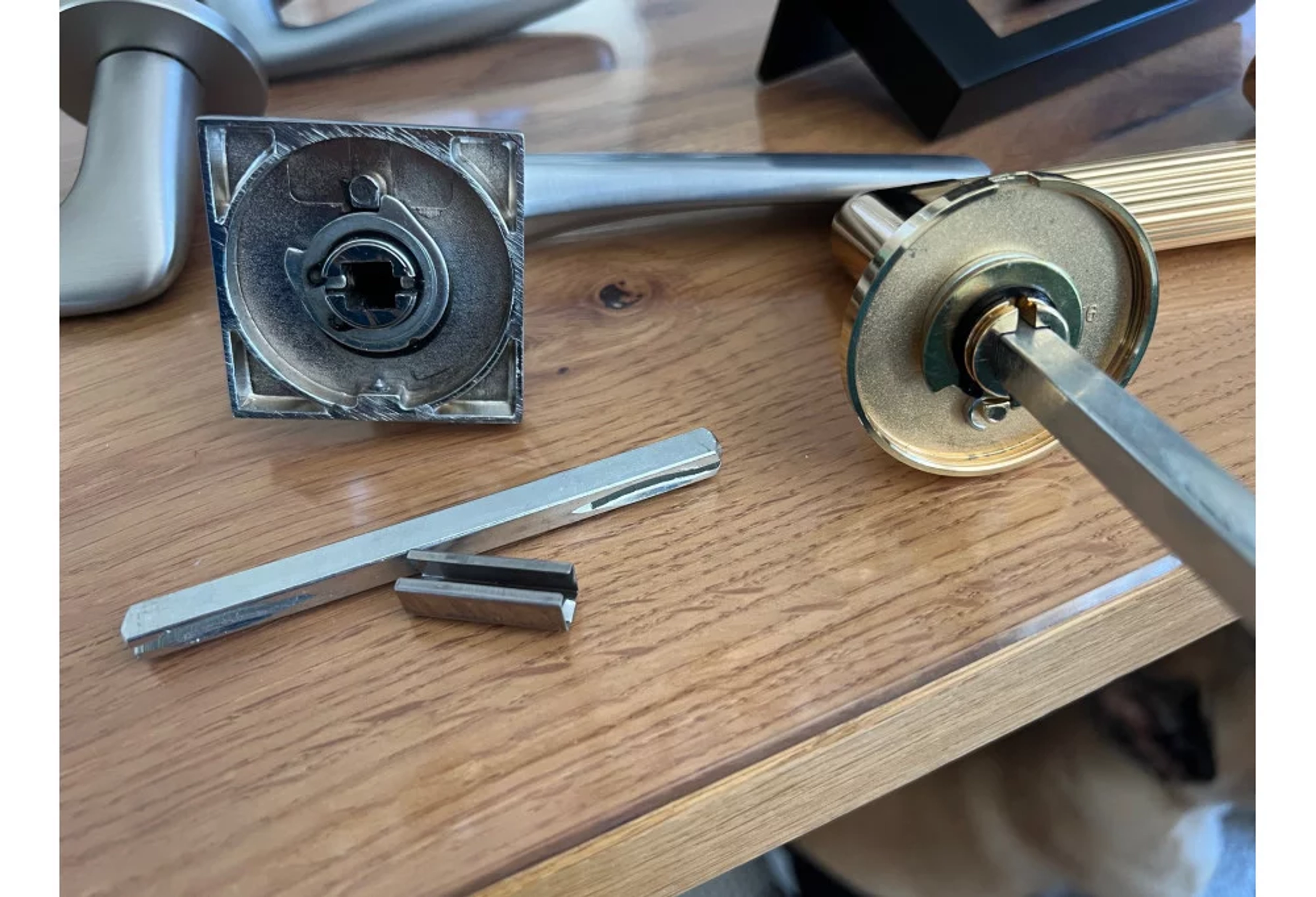 Comment changer un ressort de rappel poignée de porte ?