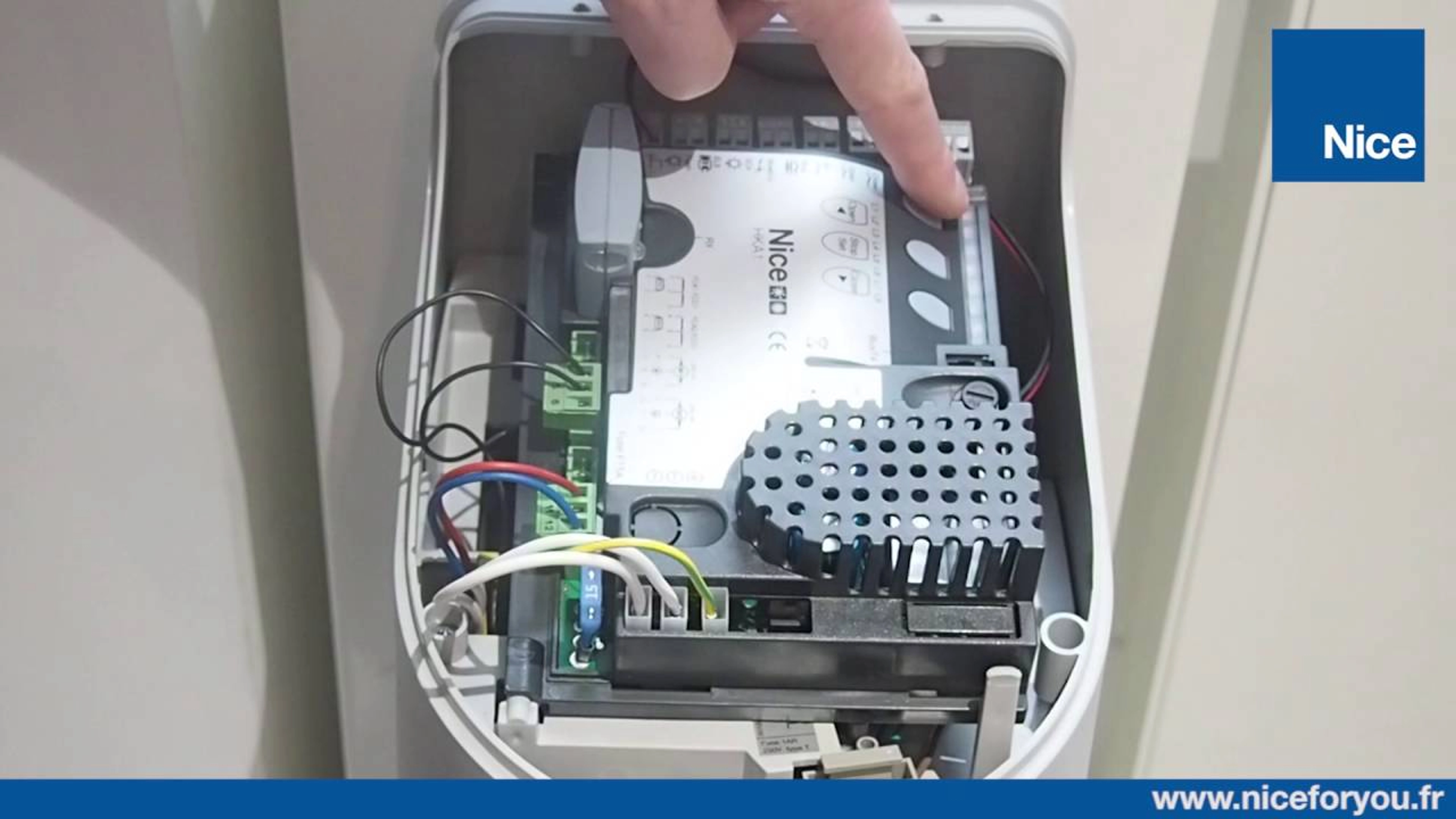 Moteur Nice Bluebus clignote rouge : que faire ?