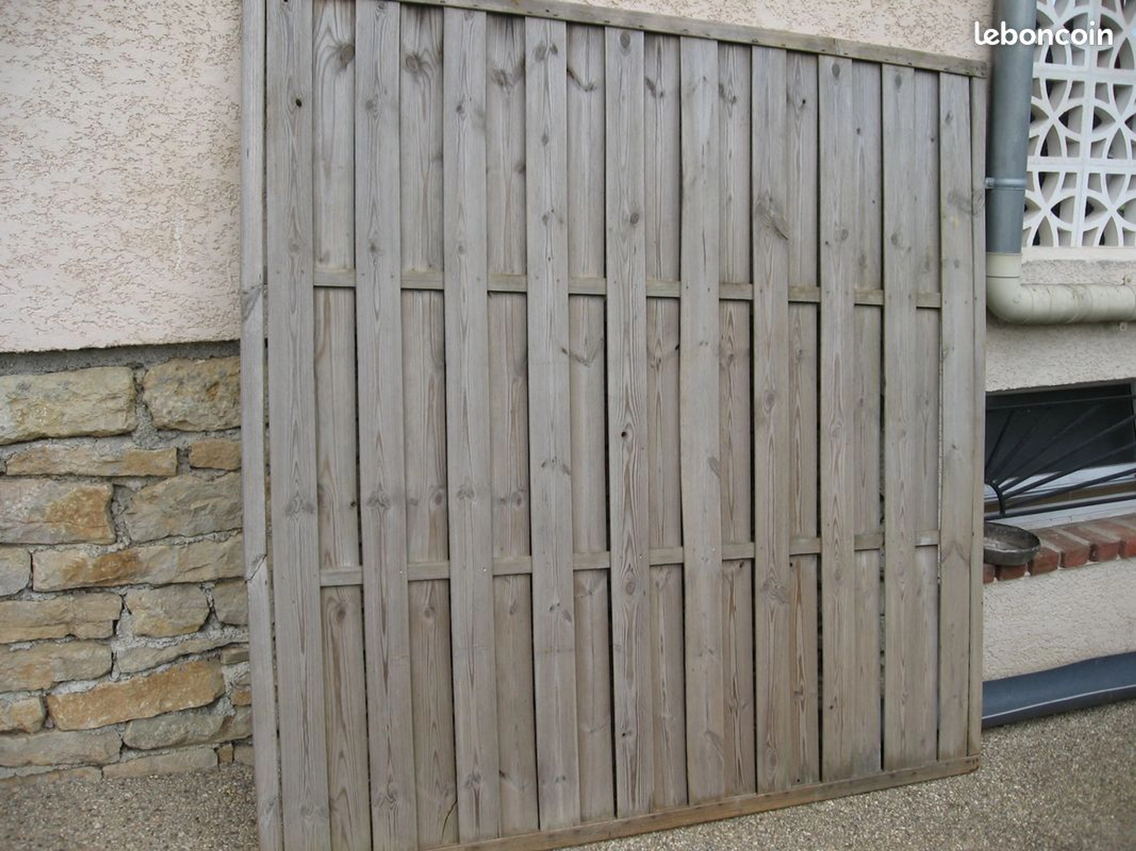 Comment poser panneau bois sans béton ?